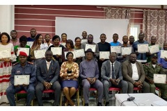 Photo de famille des gradués du FETP Frontline en présence des officiels, cohorte 3, pool Centre, Sud et Est, 21 juin 2024