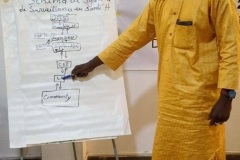Restitution d\'un exercice de groupe par un stagiaire, Atelier 1 Cohorte 1 FETP Niger, octobre 2021
