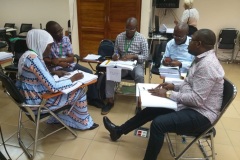 Travail de groupe lors de l\'atelier 2, formation de la cohorte 1 FETP Frontline Gabon, juin 2023